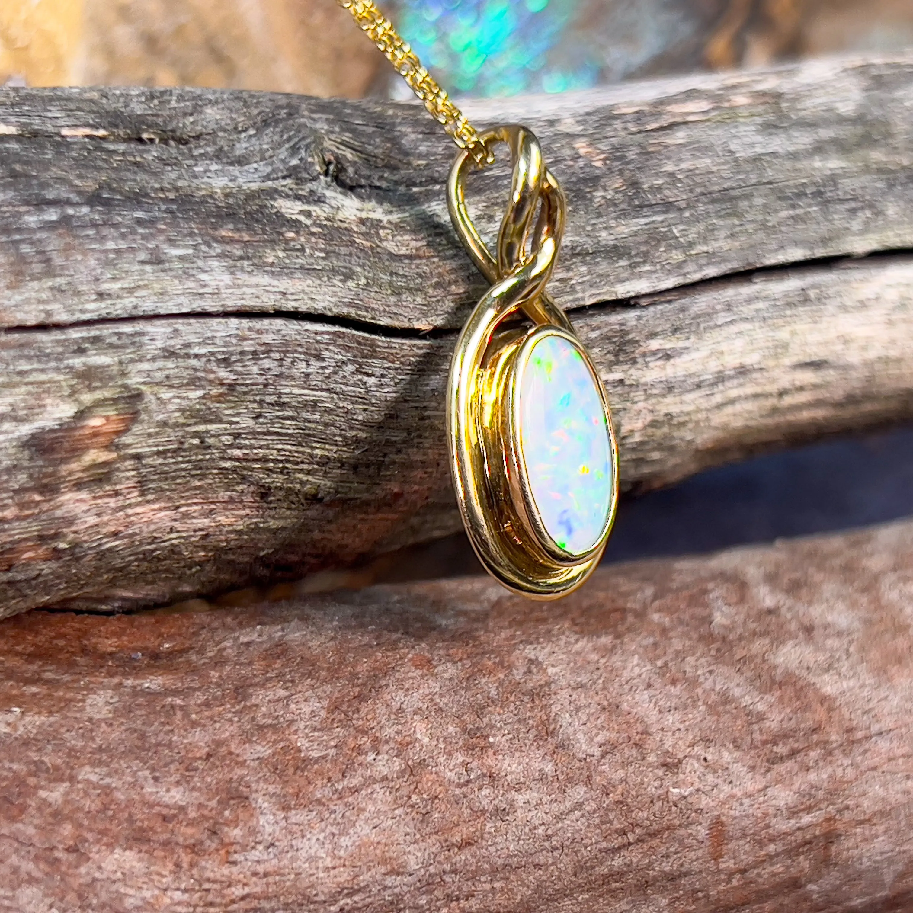 18kt Yellow Gold Oval White Opal 1.2ct pendant