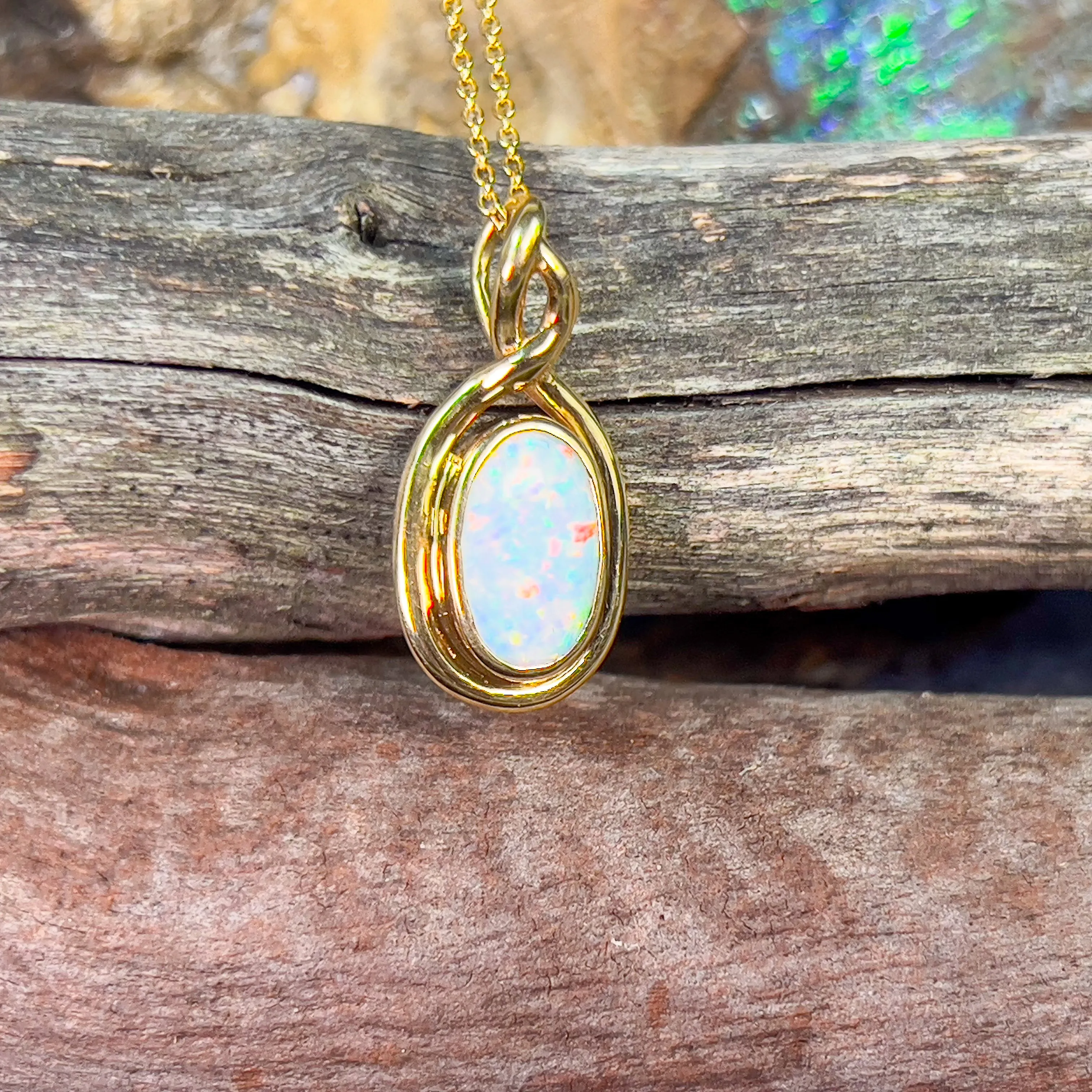 18kt Yellow Gold Oval White Opal 1.2ct pendant