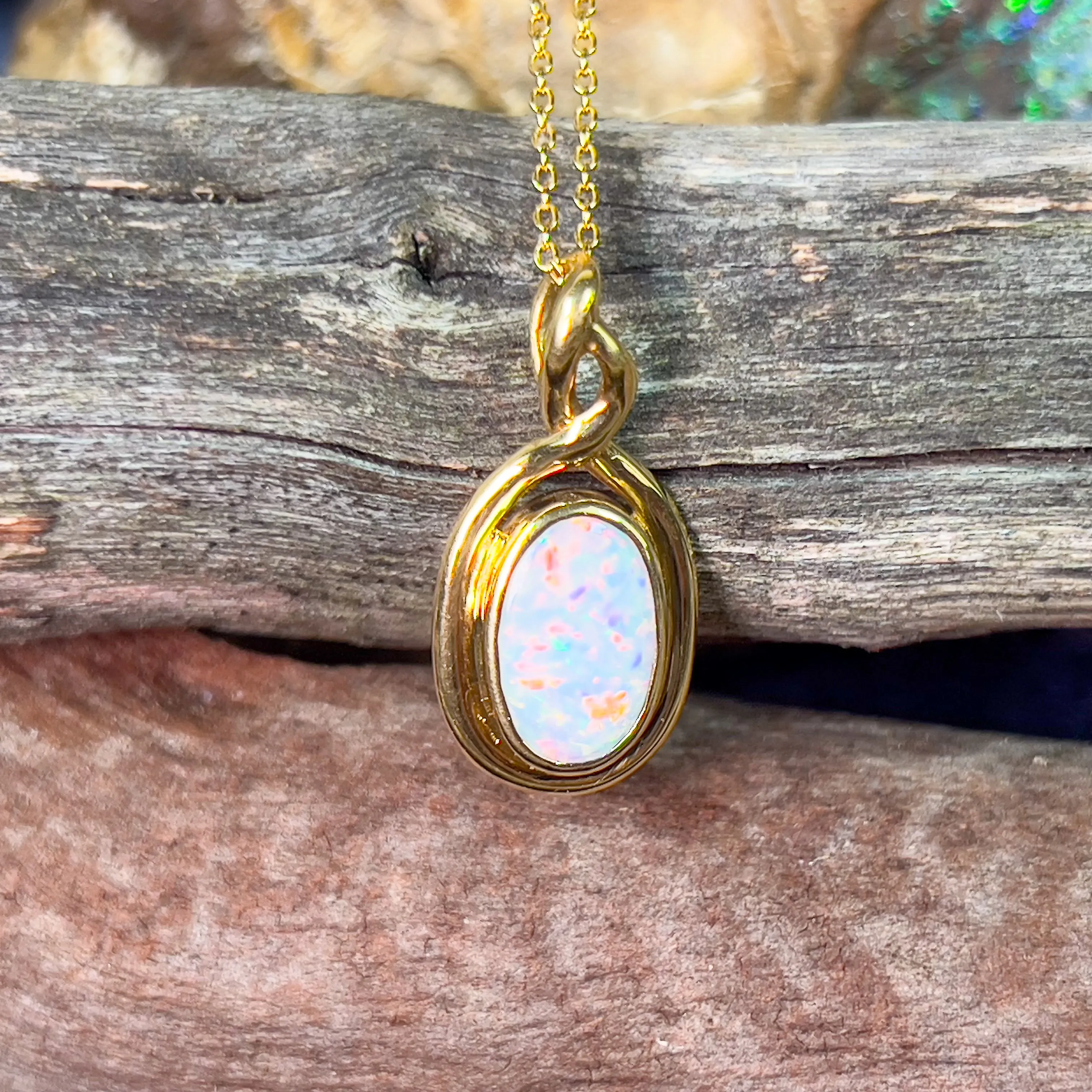 18kt Yellow Gold Oval White Opal 1.2ct pendant