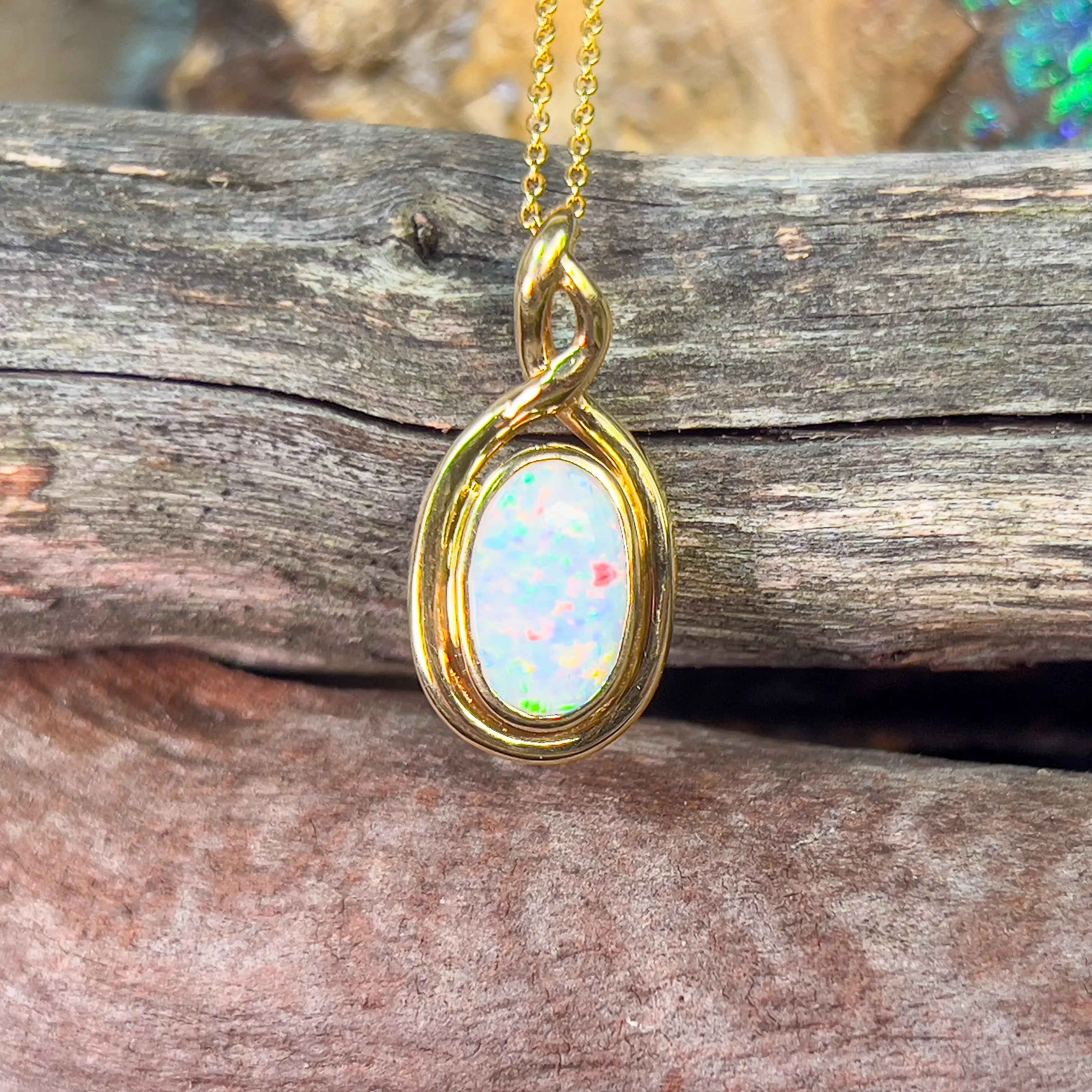 18kt Yellow Gold Oval White Opal 1.2ct pendant