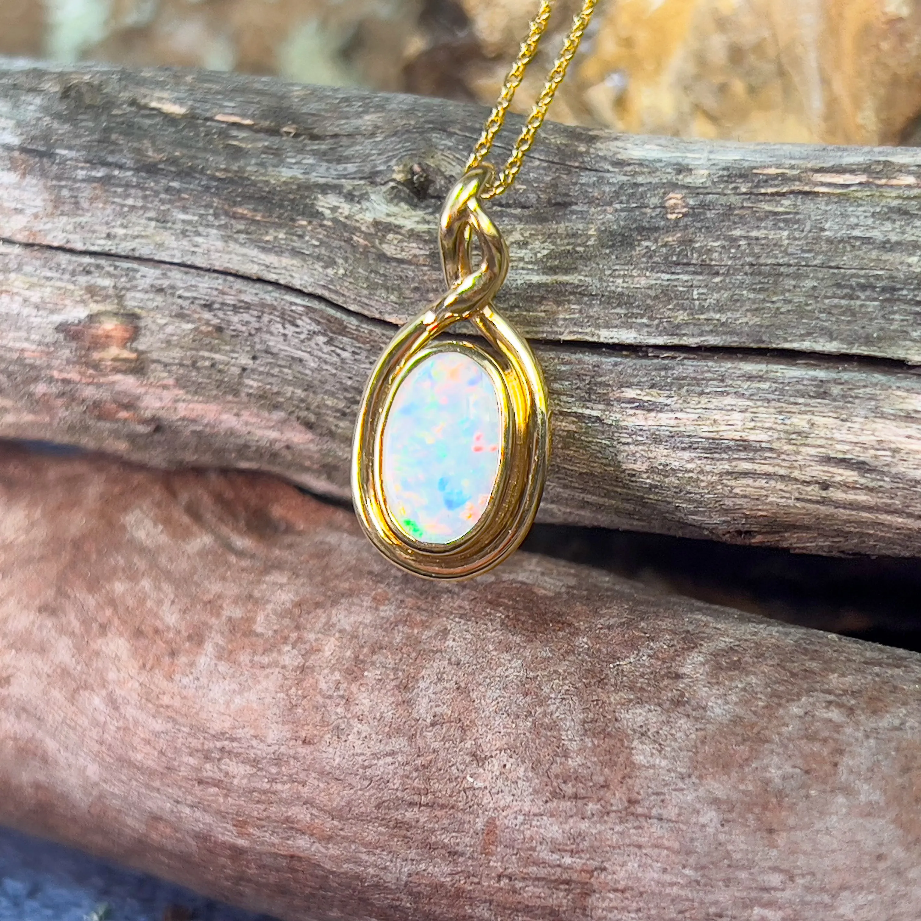 18kt Yellow Gold Oval White Opal 1.2ct pendant