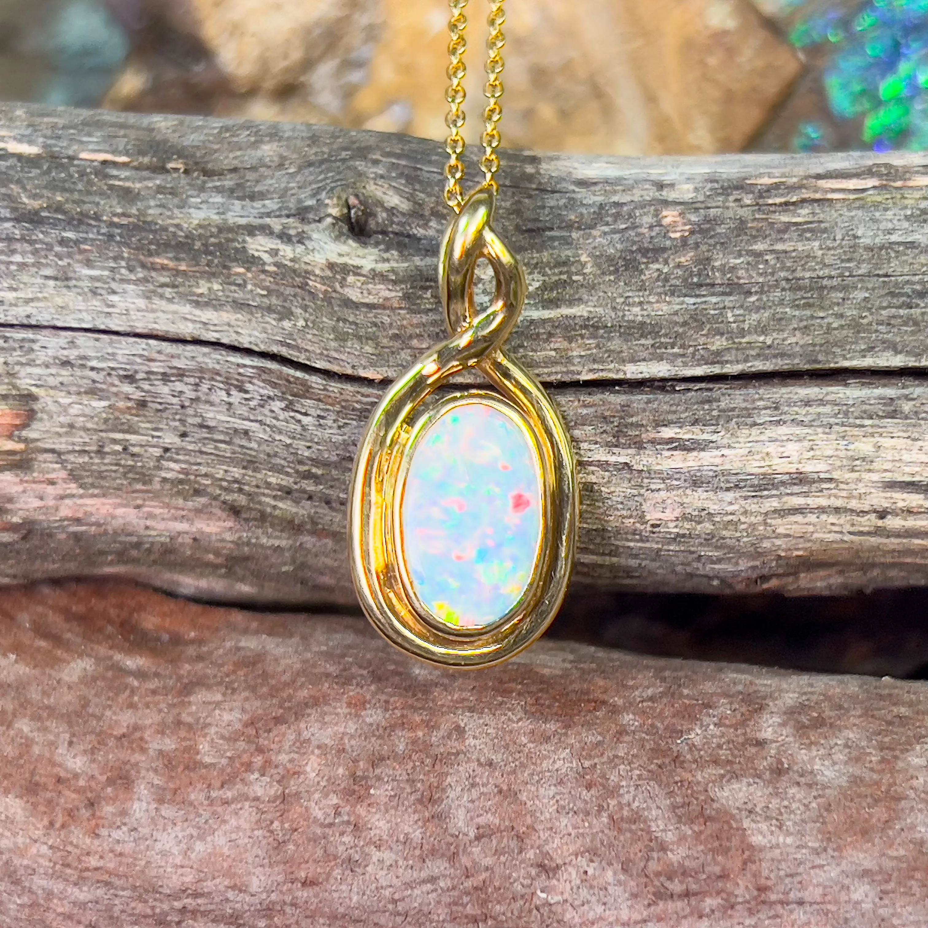 18kt Yellow Gold Oval White Opal 1.2ct pendant